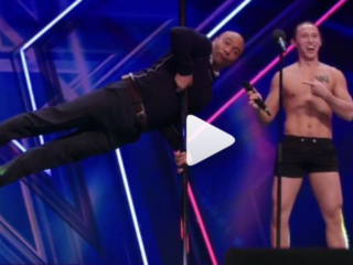 Humberto Tan hangt aan een paal tijdens Holland's Got Talent