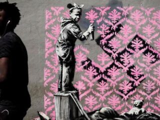 Banksy schudt Parijs wakker met 7 nieuwe kunstwerken die belangrijke boodschap hebben