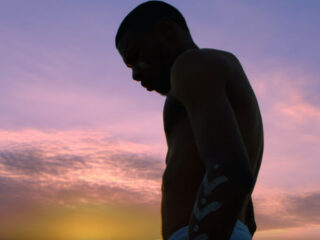 Sevn Alias reist af naar Tanzania in prachtige videoclip 'Seeka'