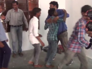 VIDEO: Meeste knuffels ooit gegeven door man uit India