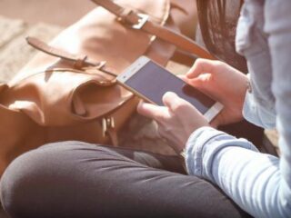 Je komt het liefje van je bestie tegen op Tinder: vertellen of bek houden?