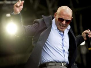 Pitbull zet privévliegtuig in om kankerpatiënten te evacueren uit verwoest Puerto Rico