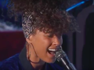 Alicia Keys draagt krachtig optreden op aan alle vrouwen