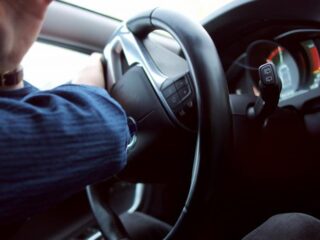 Echtpaar veroorzaakt 80 ongelukken en claimt 180.000 euro bij verzekering