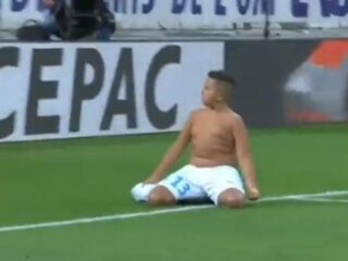 Jonge Marseille-supporter die aftrap mocht nemen steelt de show