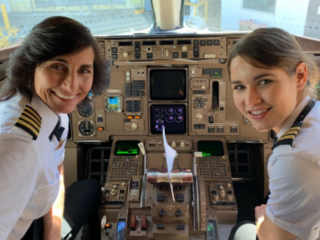 Foto van moeder en dochter die beiden piloot zijn, gaat viral