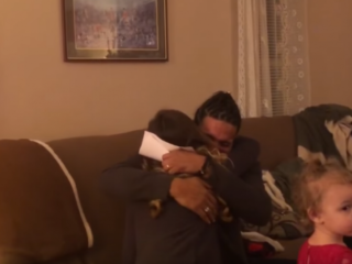 Dochter verrast stiefvader met adoptiepapieren voor kerst