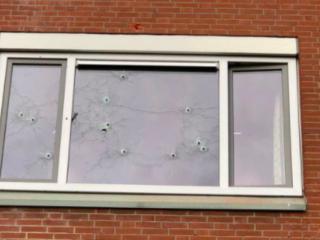 Woning van moeder Bigidagoe doorzeefd met kogels