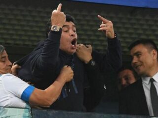 Maradona legt uit waarom hij zich zo bizar gedroeg tijdens spannende wedstrijd Argentinië