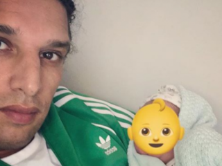 Ali B verwelkomt derde zoontje