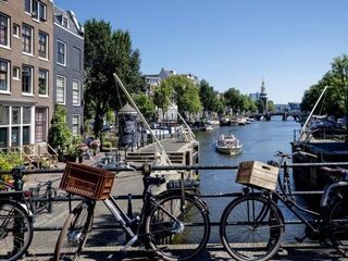 Bizar lange rij voor huurwoning aan de Sarphatistraat in Amsterdam