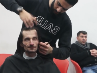 VIDEO: Jongeren bezorgen dakloze de kerst van zijn leven