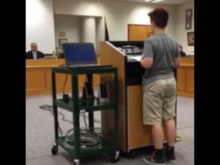 Transgender (12) geeft krachtige speech over geaardheid op school