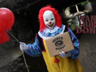 Horrorclowns bezorgen donuts met Halloween