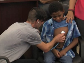 VIDEO: Vader luistert naar hart van overleden dochter in lichaam jongen