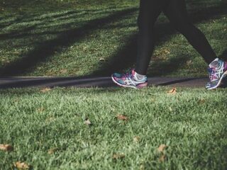18-jarige vrouw uit het niets aangereden en neergestoken tijdens hardlopen
