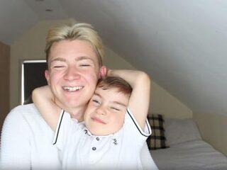 VIDEO: 5-jarig jongetje reageert te schattig als zijn broer uit de kast komt