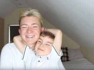 VIDEO: 5-jarig jongetje reageert te schattig als zijn broer uit de kast komt