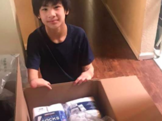 Liem (13) zet eigen goede doel op, doneert ruim 12.000 mondkapjes aan daklozen