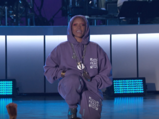 Erykah Badu maakt een statement bij de Soul Train Awards