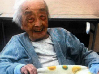 De oudste mens ter wereld werd 117 met sushi en rode wijn