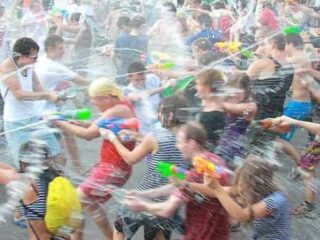 Megagroot waterpistolengevecht in Amsterdam!