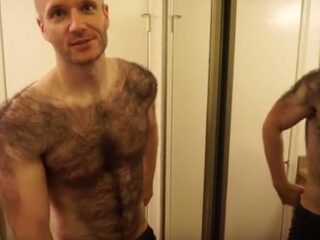 Extreem harige man laat zijn 'scheerproces' zien