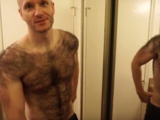 Extreem harige man laat zijn 'scheerproces' zien