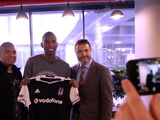 Ryan Babel neemt fans mee achter de schermen van Turkse voetbalclub Beşiktaş