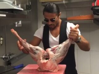 Turkse Saltbae maakt jouw vlees sexy
