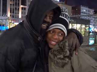 11-jarige held begint bedrijf dat gratis sokken uitdeelt aan daklozen