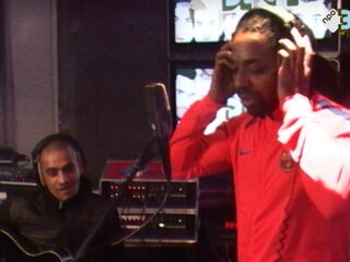 Kempi vertelt Rotjoch over zijn tijd in de gevangenis en laat nieuwe tracks horen