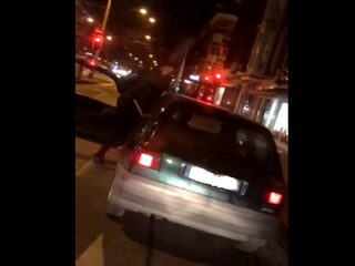 VIDEO: Amsterdamse jongen meters meegesleurd na aanrijding