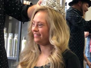 Mikayla wint als eerste vrouw met Downsyndroom prijzen bij reguliere missverkiezing