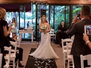 Italiaanse vrouw trouwt met zichzelf