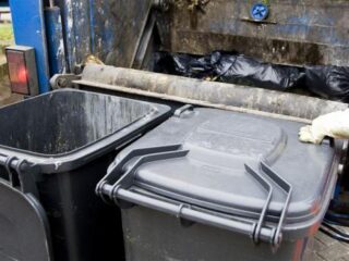 Slapende man zit urenlang vast in vuilniswagen