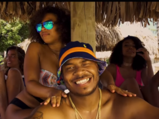 Adje chillt op Curaçao in nieuwe videoclip 'Silence'
