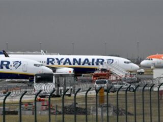 Milan (21) vloog met deze slimme tickettruc voor €1,64 binnen Europa