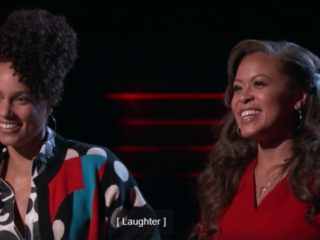 Alicia Keys-fan verplettert The Voice jury met krachtige performance
