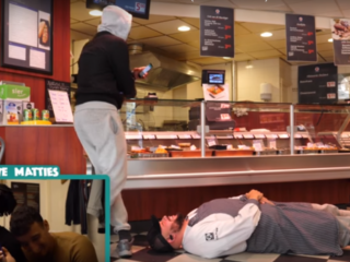 Keizer en Qucee worden voor 'Foute Matties' op de proef gesteld in een slagerij