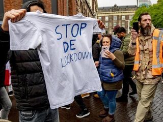 Demonstranten protesteren in Den Haag tegen coronamaatregelen