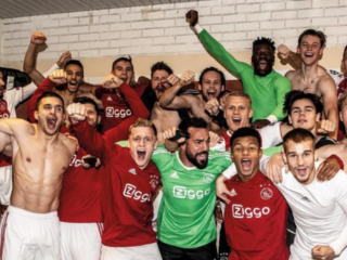 Ajaxspelers vieren feest na plaatsing achtste finales Champions League