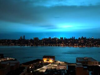 Mysterieus blauw licht boven New York, Twitter gaat los met sci-fi vergelijkingen