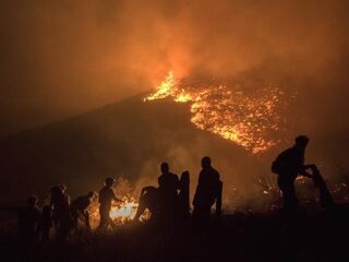Grote brand in Kaapstad: Lion's Head in vuur en vlam