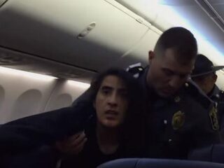 Er is weer iemand uit het vliegtuig gezet, maar dit keer heeft niemand medelijden