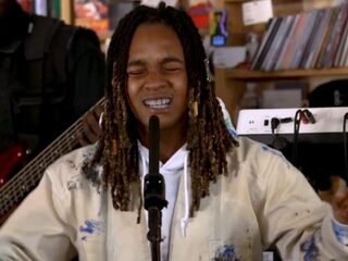 Grammy-winnares Koffee brengt good vibes tijdens vrolijk Tiny Desk Concert