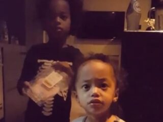 Jandino betrapt eigen kinderen op heterdaad