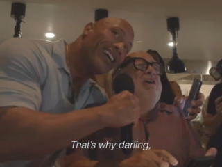 The Rock en Danny DeVito crashen een bruiloft en zingen een liedje voor het koppel