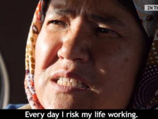 Maak kennis met de enige vrouwelijke taxichauffeur in Afghanistan