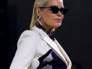 56-jarige moeder van Bella en Gigi Hadid loopt mee in Off -White show tijdens Fashion Week